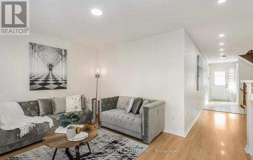 1096 Barclay Circle, Milton, ON - Indoor Photo Showing Living Room