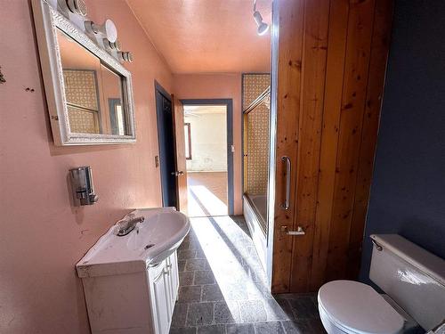 1000 Mcintosh Street, Thunder Bay, ON - Indoor Photo Showing Bathroom