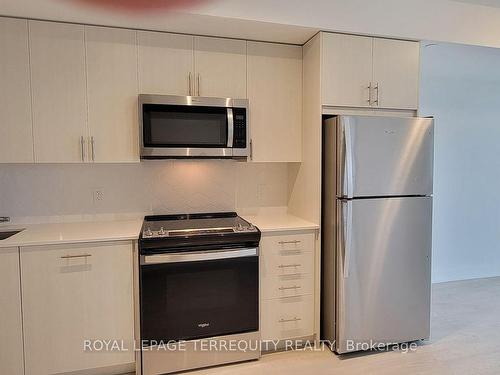 1604-2545 Simcoe St N, Oshawa, ON - Indoor Photo Showing Kitchen