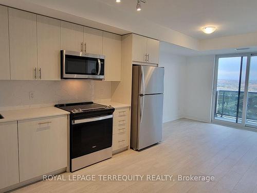 1604-2545 Simcoe St N, Oshawa, ON - Indoor Photo Showing Kitchen