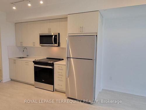 1604-2545 Simcoe St N, Oshawa, ON - Indoor Photo Showing Kitchen