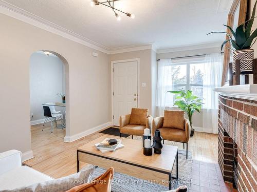 4 Dunkirk Rd, Toronto, ON - Indoor Photo Showing Living Room