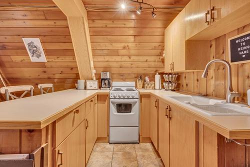 9877 Pinnacles Road, Vernon, BC - Indoor Photo Showing Kitchen