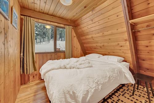 9877 Pinnacles Road, Vernon, BC - Indoor Photo Showing Bedroom