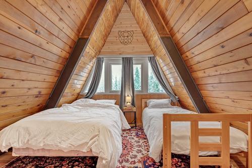 9877 Pinnacles Road, Vernon, BC - Indoor Photo Showing Bedroom