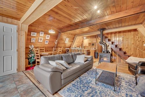 9877 Pinnacles Road, Vernon, BC - Indoor Photo Showing Living Room