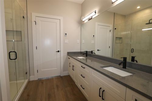 718 St. Mary River Drive, Kimberley, BC - Indoor Photo Showing Bathroom