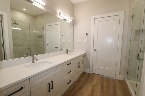 718 St. Mary River Drive, Kimberley, BC - Indoor Photo Showing Bathroom