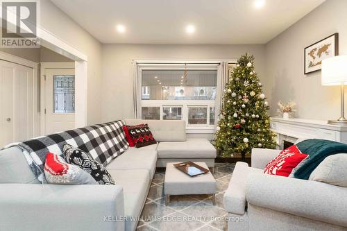 17 Spadina Avenue, Hamilton, ON - Indoor Photo Showing Living Room