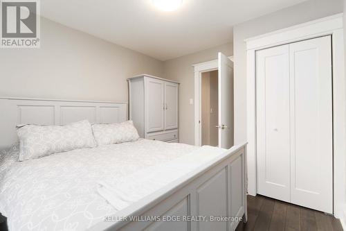 17 Spadina Avenue, Hamilton, ON - Indoor Photo Showing Bedroom