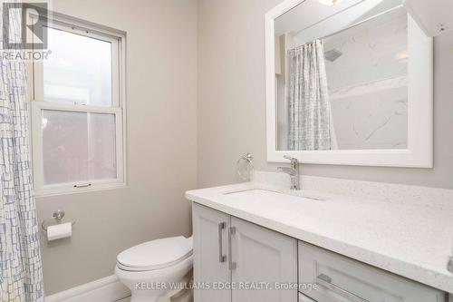 17 Spadina Avenue, Hamilton, ON - Indoor Photo Showing Bathroom