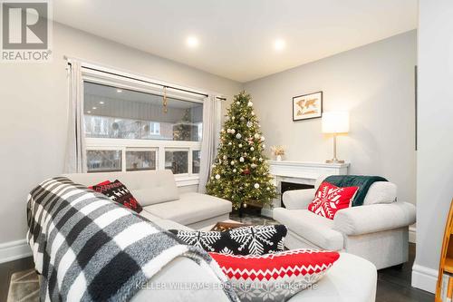 17 Spadina Avenue, Hamilton, ON - Indoor Photo Showing Living Room