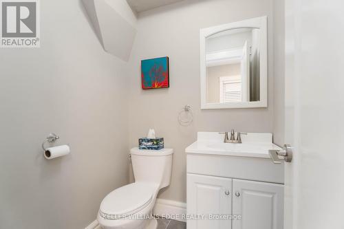 17 Spadina Avenue, Hamilton, ON - Indoor Photo Showing Bathroom