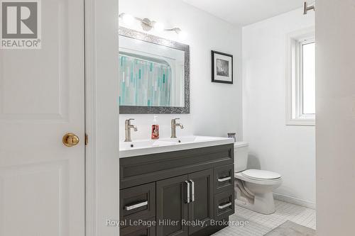 80 Burnham Court, Stratford, ON - Indoor Photo Showing Bathroom