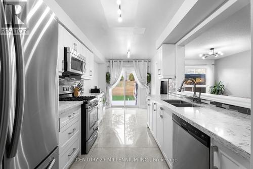 28 Mcgahey Street, New Tecumseth, ON - Indoor Photo Showing Kitchen With Double Sink With Upgraded Kitchen