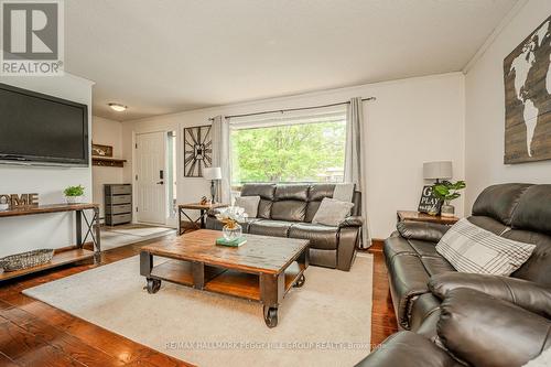 13 Cooks Drive, Uxbridge, ON - Indoor Photo Showing Living Room