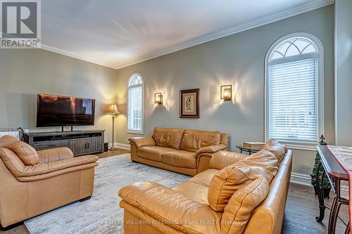 52 Regent Street, Richmond Hill, ON - Indoor Photo Showing Living Room