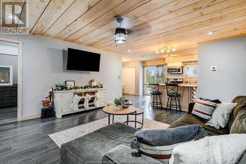 1311 Torquay Drive, Kingsville, ON - Indoor Photo Showing Living Room