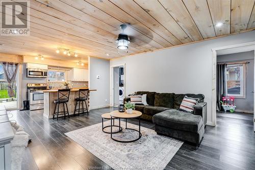 1311 Torquay Drive, Kingsville, ON - Indoor Photo Showing Living Room