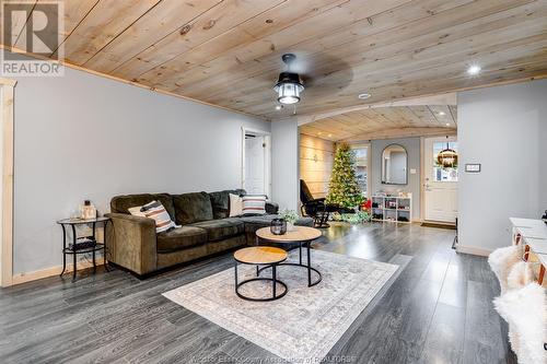 1311 Torquay Drive, Kingsville, ON - Indoor Photo Showing Living Room