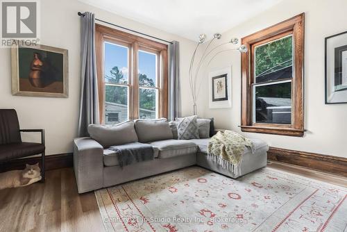 1588 5Th A Avenue W, Owen Sound, ON - Indoor Photo Showing Living Room