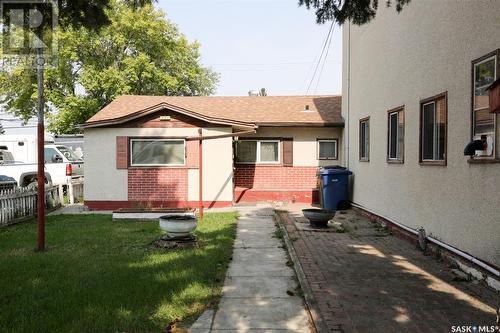 352 Lillooet Street W, Moose Jaw, SK - Outdoor