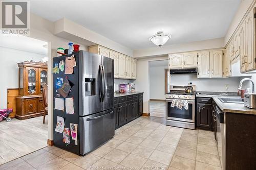 213 Wedgewood, Tecumseh, ON - Indoor Photo Showing Kitchen