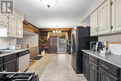 213 Wedgewood, Tecumseh, ON - Indoor Photo Showing Kitchen