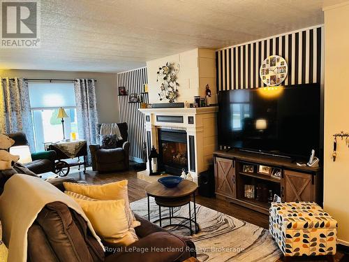 27 Stewart Street, Strathroy-Caradoc (Sw), ON - Indoor Photo Showing Living Room With Fireplace