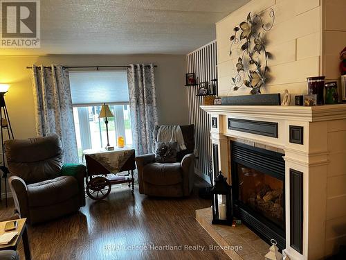 27 Stewart Street, Strathroy-Caradoc (Sw), ON - Indoor Photo Showing Living Room With Fireplace