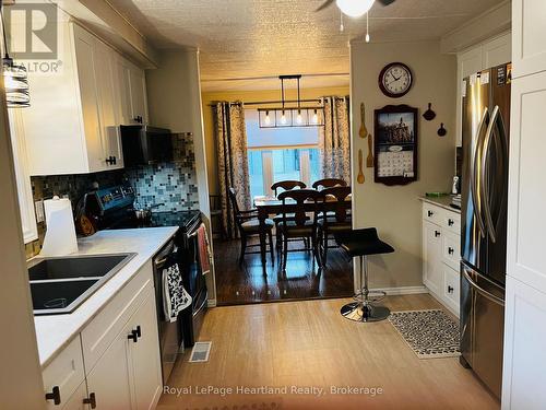 27 Stewart Street, Strathroy-Caradoc (Sw), ON - Indoor Photo Showing Kitchen With Double Sink