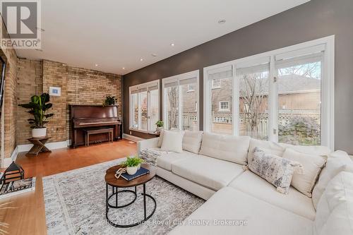 42 Liverpool Street, Guelph (Exhibition Park), ON - Indoor Photo Showing Living Room