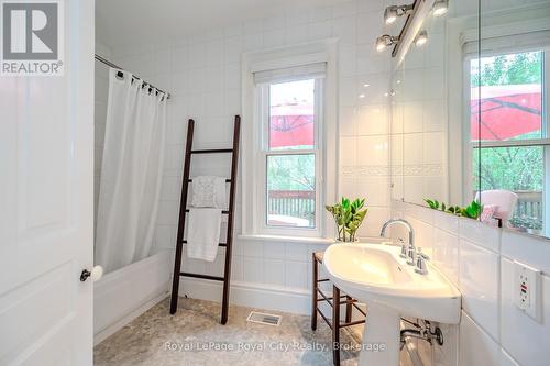 42 Liverpool Street, Guelph (Exhibition Park), ON - Indoor Photo Showing Bathroom