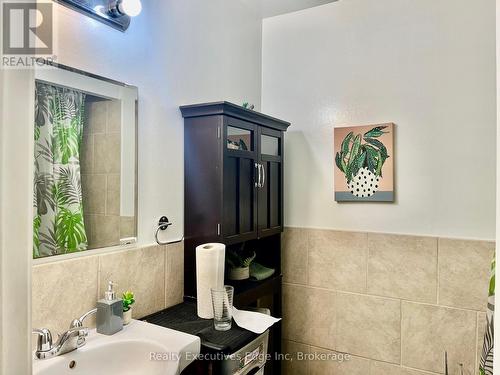 7 - 41 Rhonda Road, Guelph (West Willow Woods), ON - Indoor Photo Showing Bathroom