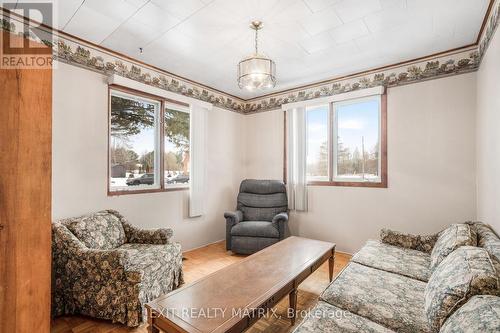 1325 Concession Road 3 Road, East Hawkesbury, ON - Indoor Photo Showing Living Room