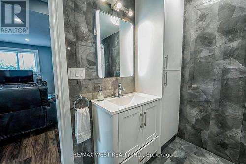 49 Park Crescent, New Tecumseth, ON - Indoor Photo Showing Bathroom