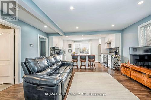 49 Park Crescent, New Tecumseth, ON - Indoor Photo Showing Living Room