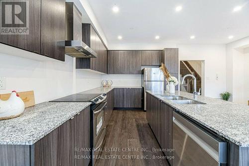 211 Fowley Drive, Oakville, ON - Indoor Photo Showing Kitchen With Double Sink With Upgraded Kitchen