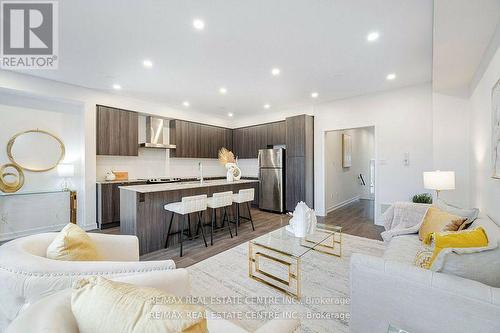 211 Fowley Drive, Oakville, ON - Indoor Photo Showing Living Room