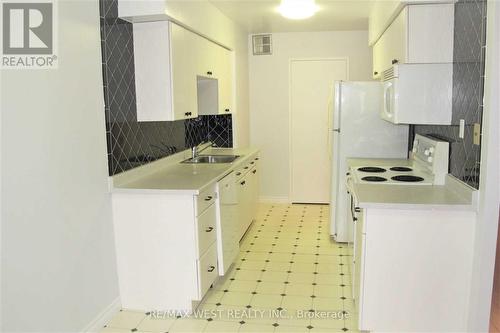 516 - 633 Bay Street, Toronto, ON - Indoor Photo Showing Kitchen