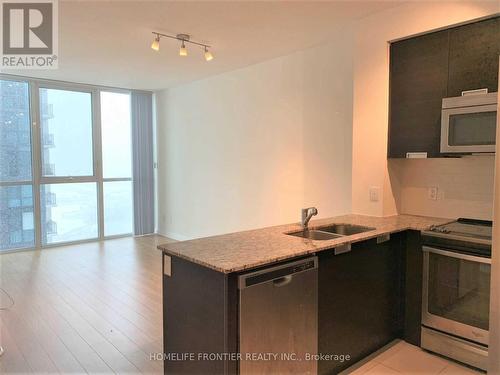 1710 - 55 Eglinton Avenue W, Mississauga, ON - Indoor Photo Showing Kitchen With Double Sink