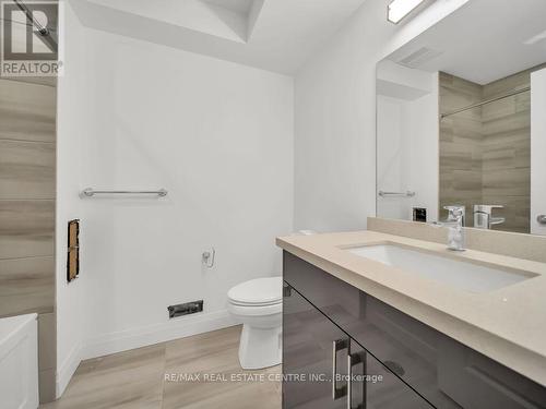 883 Darnley Boulevard, London, ON - Indoor Photo Showing Bathroom