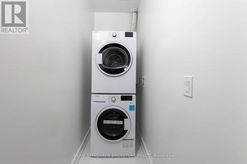 1105 - 117 Broadway Avenue, Toronto, ON - Indoor Photo Showing Laundry Room