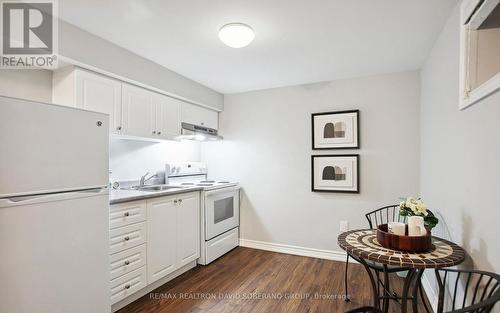 19 Vinci Crescent, Toronto, ON - Indoor Photo Showing Kitchen