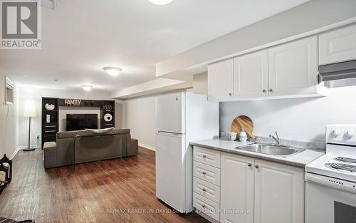 19 Vinci Crescent, Toronto, ON - Indoor Photo Showing Kitchen