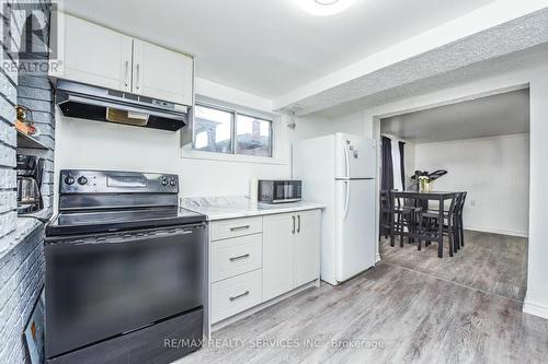 3646 Corliss Crescent, Mississauga, ON - Indoor Photo Showing Kitchen