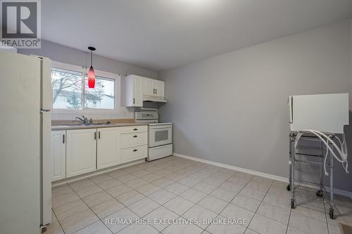 912 Oakview Street, Kingston, ON - Indoor Photo Showing Kitchen