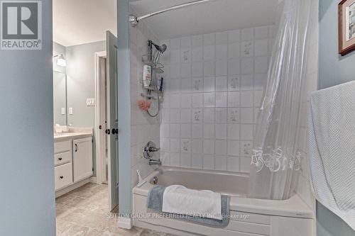 148 Bexhill Close, London, ON - Indoor Photo Showing Bathroom