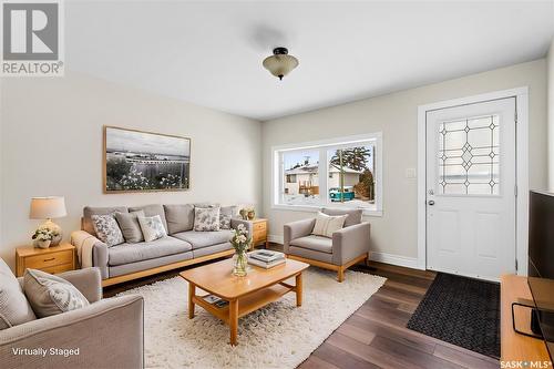 941 Montgomery Street, Moose Jaw, SK - Indoor Photo Showing Living Room