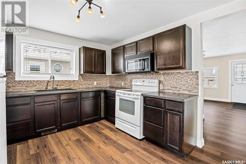 941 Montgomery Street, Moose Jaw, SK - Indoor Photo Showing Kitchen